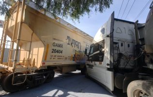 Embiste tren a 2 tráileres y deja una mujer lesionada en Ecatepec
