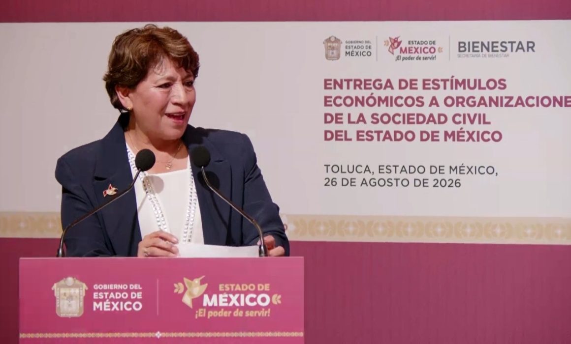 Entrega Delfina Gómez apoyos a personas con discapacidad y sin hogar
