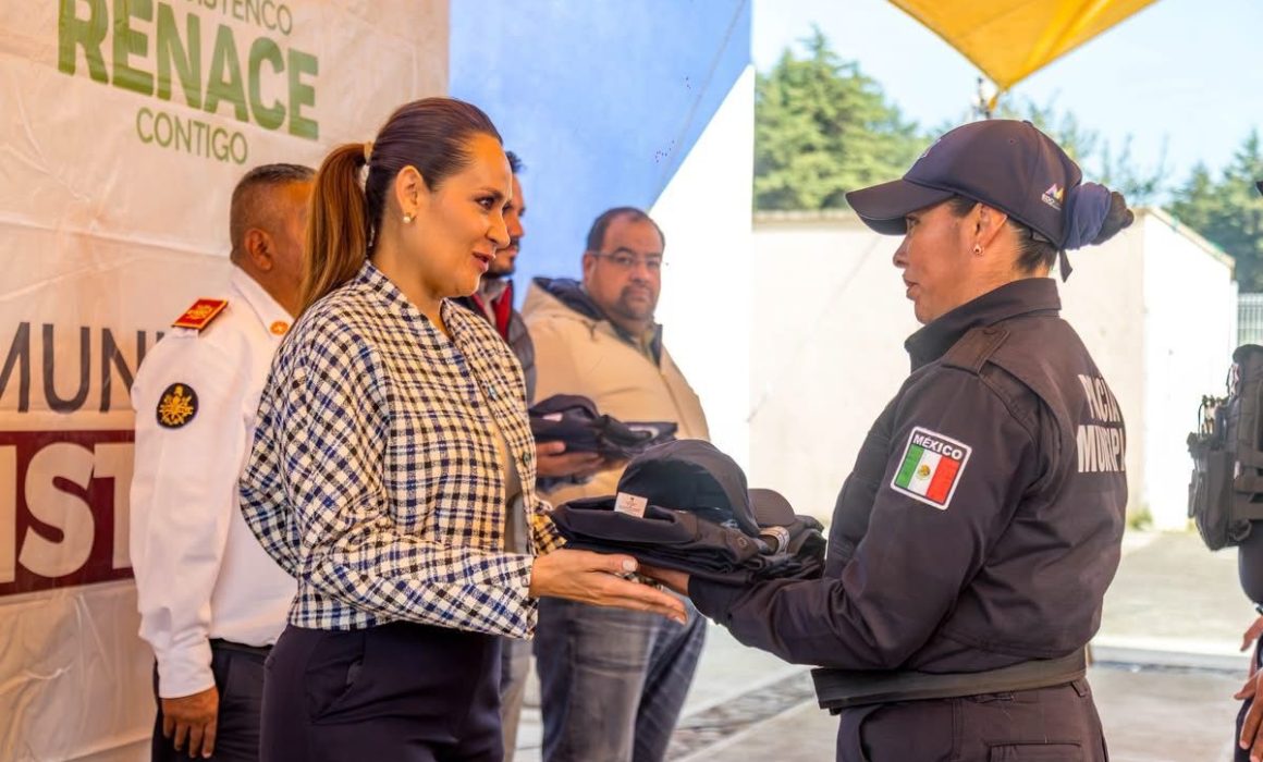 Entrega Erika Olea equipo y armamento a policías de Tianguistenco