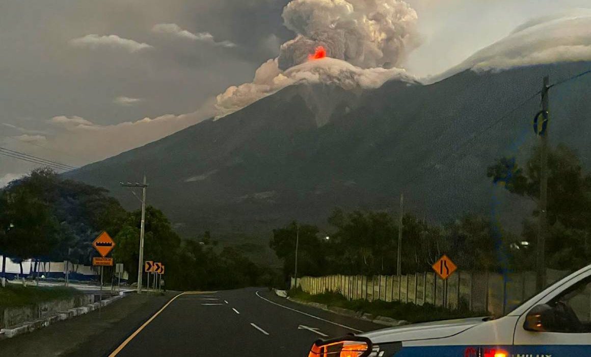 Evacúan comunidades por erupción del Volcán de Fuego en Guatemala