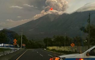 Evacúan comunidades por erupción del Volcán de Fuego en Guatemala