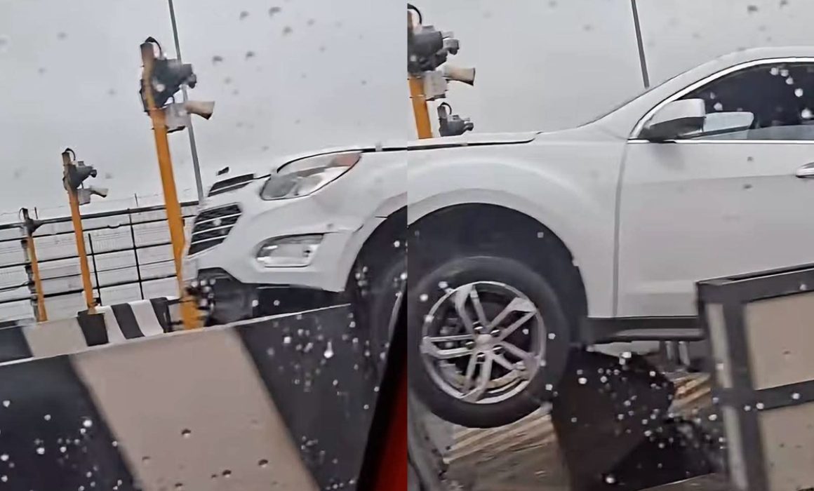 Evade motociclista peaje y ocasiona daños a vehículo en Texcoco