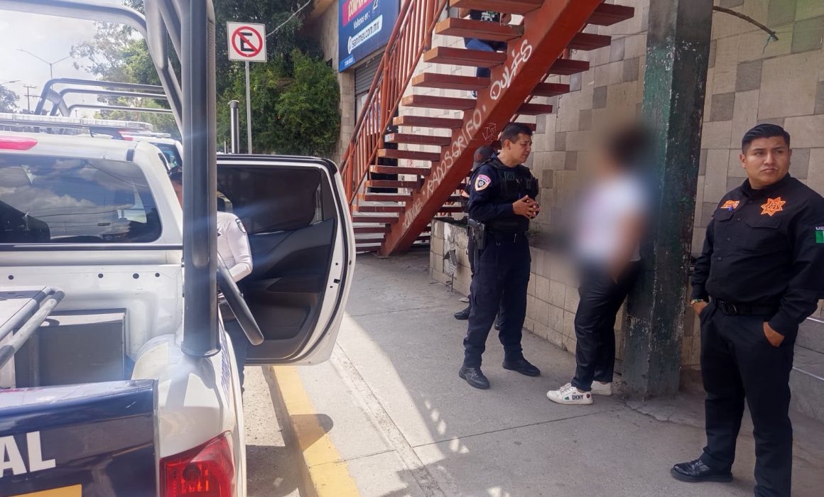 Evitan policías suicidio de hombre en puente de Vía Morelos