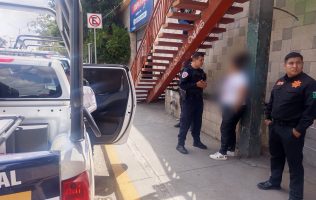 Evitan policías suicidio de hombre en puente de Vía Morelos
