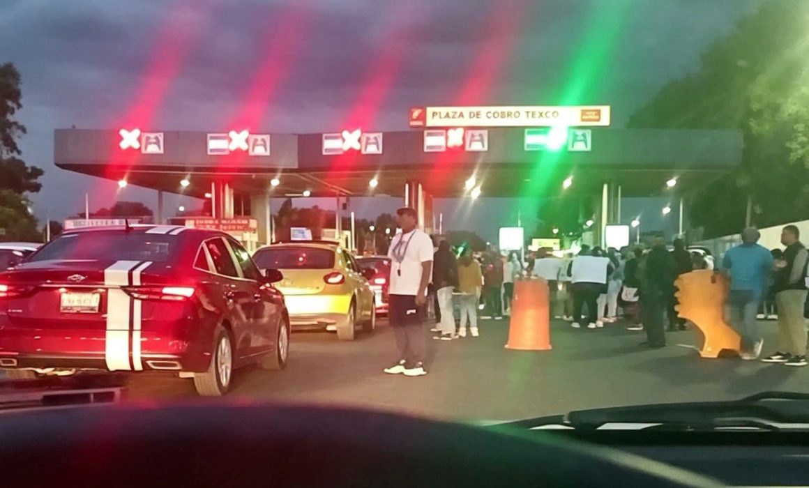 Exigen a gobierno de Texcoco obras y toman caseta Peñón-Texcoco
