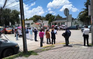 Exigen trabajadores del sector salud el pago de su quincena en Neza