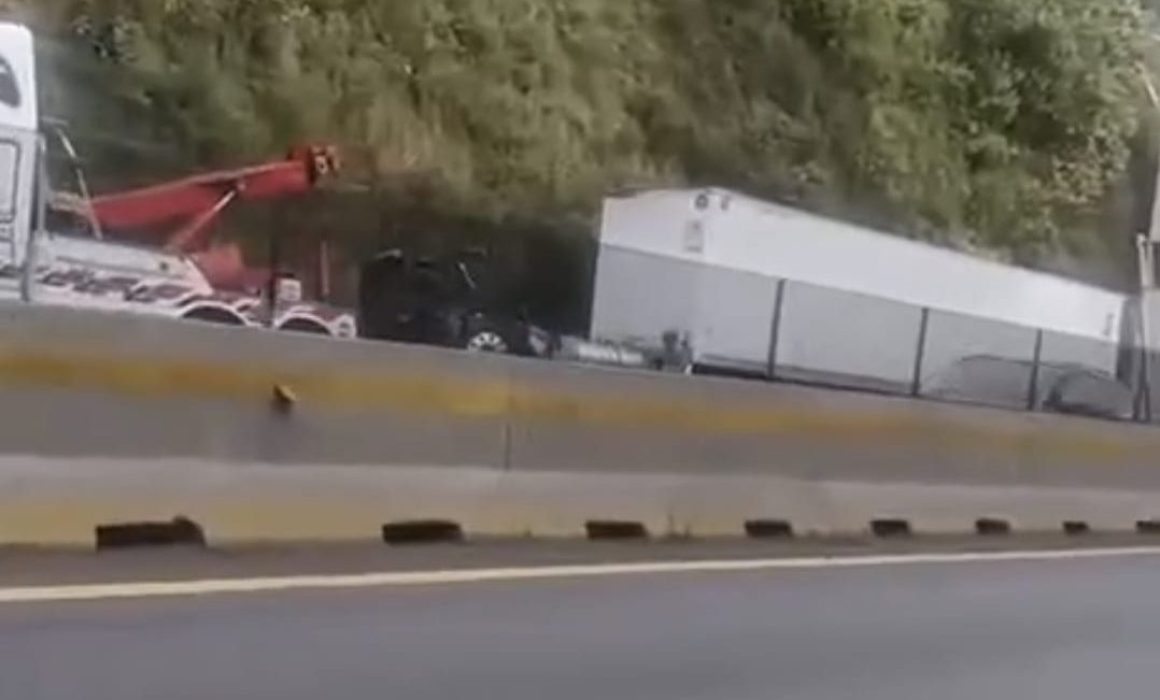 Genera caos vial choque de tráiler en la Chamapa-Lechería