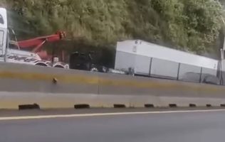 Genera caos vial choque de tráiler en la Chamapa-Lechería