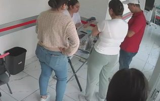 Golpean a doctora y enfermera dentro de Cruz Roja en Toluca