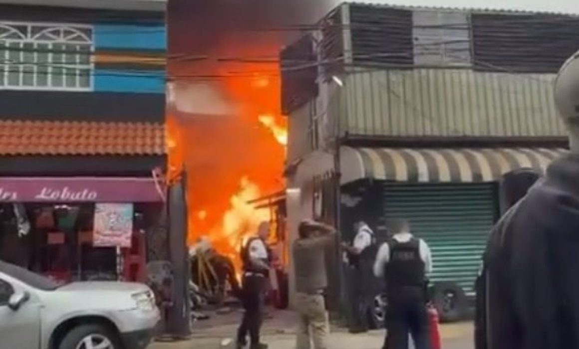 Incendio consume casa y autopartes en inmueble de Nezahualcóyotl