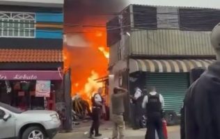 Incendio consume casa y autopartes en inmueble de Nezahualcóyotl