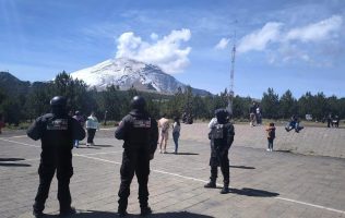 Intensifica el Popocatépetl emisiones; autoridades mantienen alerta