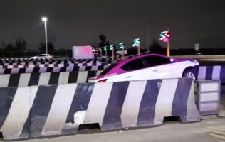 Intenta atravesar la Peñón-Texcoco sin pagar y choca contra barrera