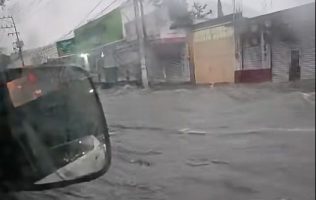 Inundan lluvias la Méx-Texcoco y arrastran patrullas en plena tormenta