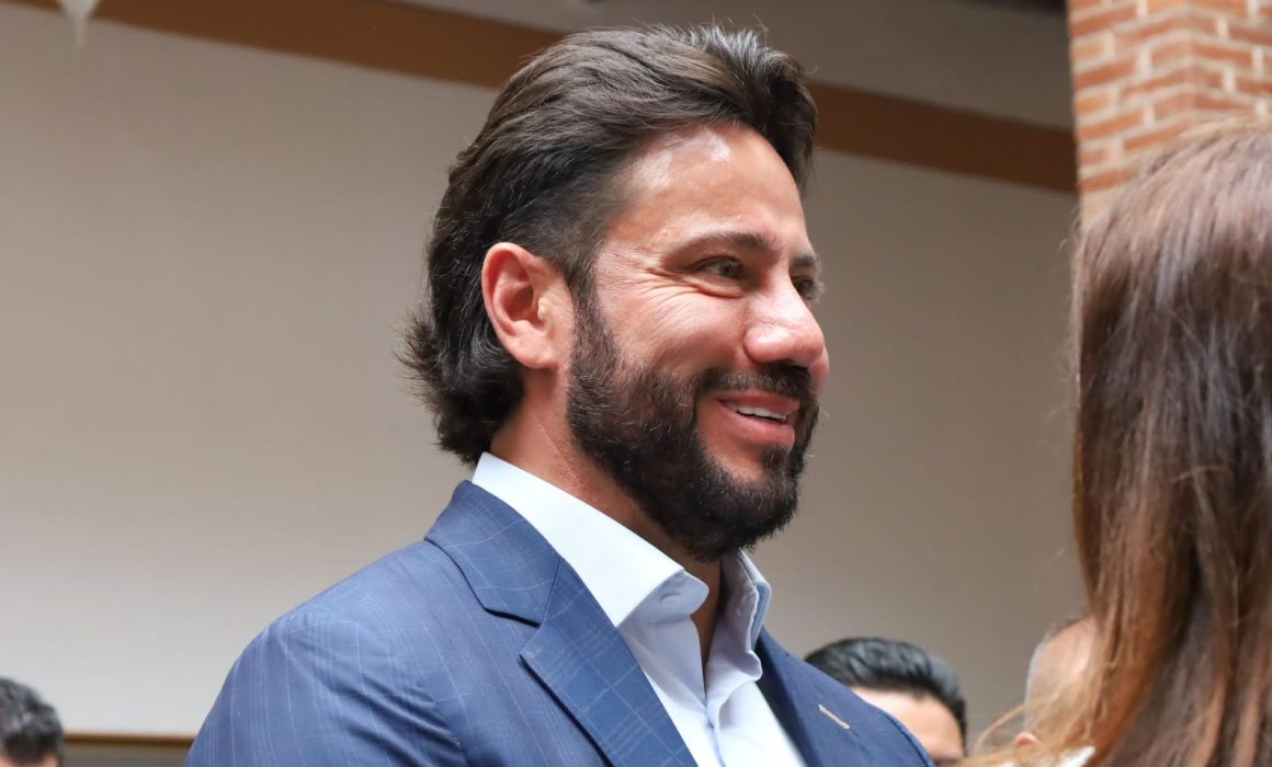 Invita Anuar Azar a contar quién es tu héroe y ganar un kit escolar