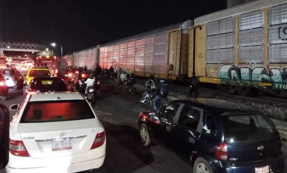 Lanza Semov app de alertas; busca frenar caos vial del tren en Toluca