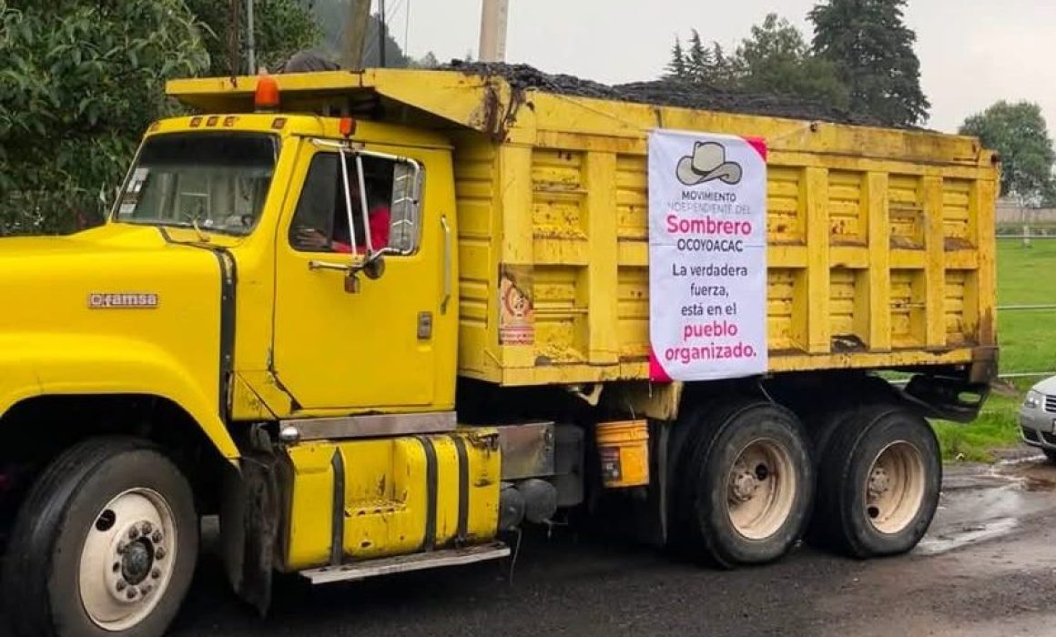 Llega el Movimiento del Sombrero a Ocoyoacac y se pone a tapar bache