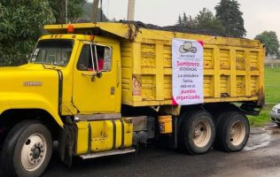 Llega el Movimiento del Sombrero a Ocoyoacac y se pone a tapar bache
