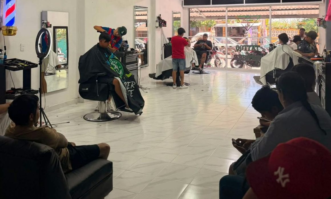 Llenan estudiantes del Edomex barberías previo al regreso a clases