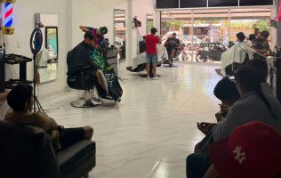 Llenan estudiantes del Edomex barberías previo al regreso a clases