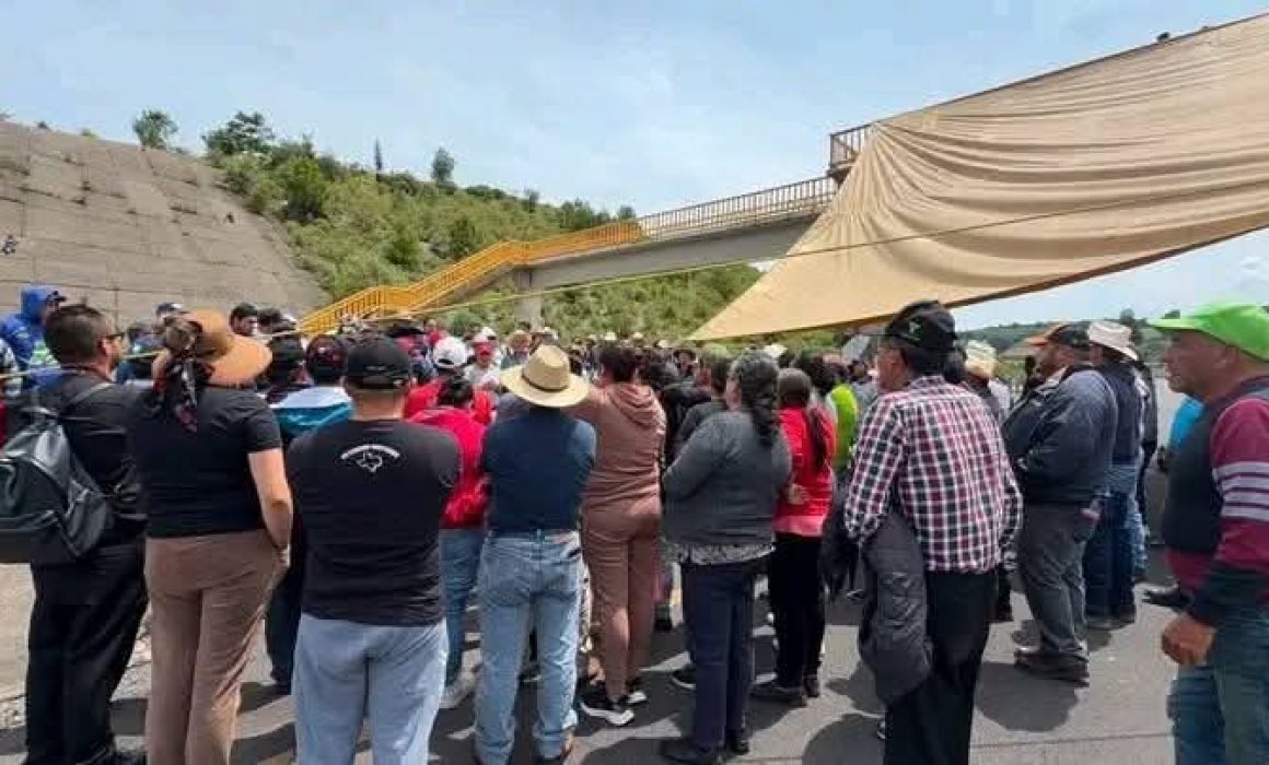 Mantienen bloqueo en la Tenango-Ixtapan de la Sal por más de 30 horas