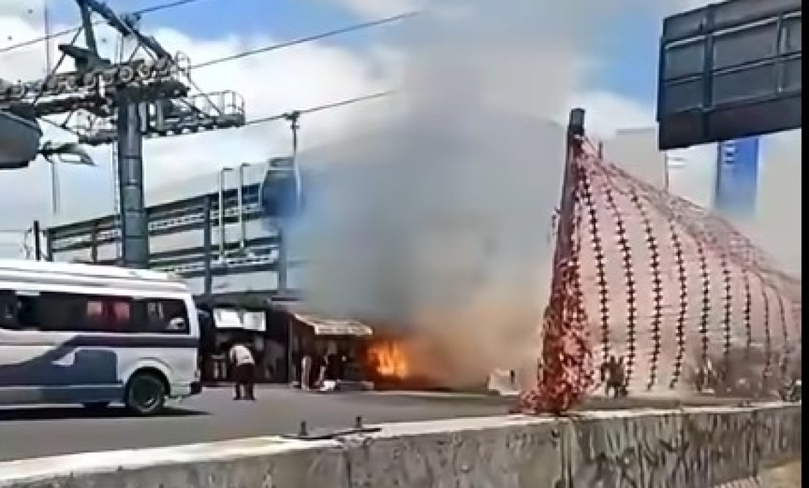 Moviliza incendio a bomberos en negocio debajo del Cablebús