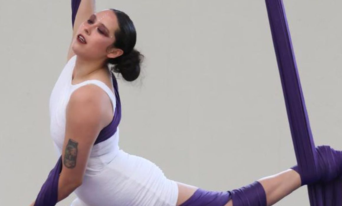 Muestran en la UAEMex clase de Danza Aérea