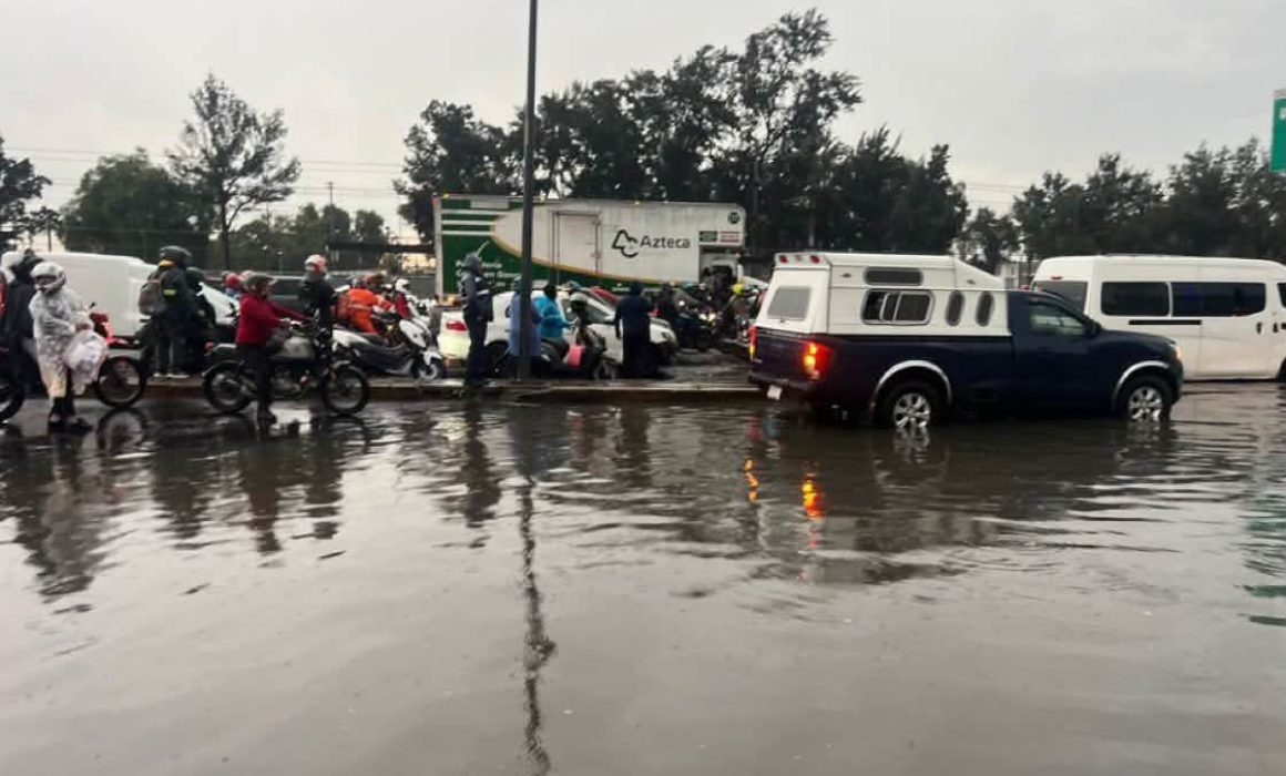 Obliga inundación en La Concordia a usuarios del Metro a caminar