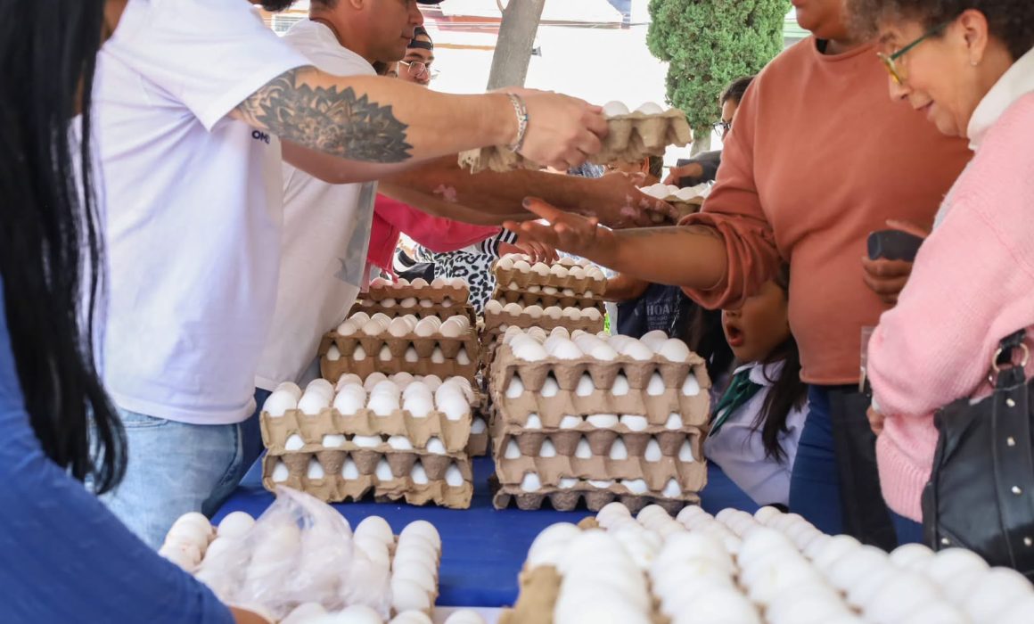 Ofrece Anuar Azar huevo a 10 pesos para apoyar economía en Atizapán