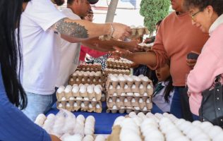 Ofrece Anuar Azar huevo a 10 pesos para apoyar economía en Atizapán