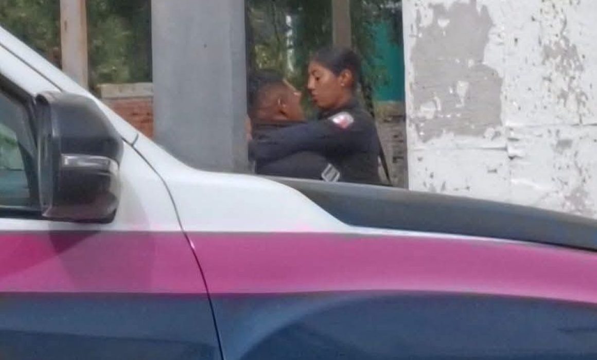 Olvidan policías de Polotitlán vigilancia; son captados en pleno romance