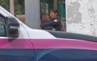 Olvidan policías de Polotitlán vigilancia; son captados en pleno romance