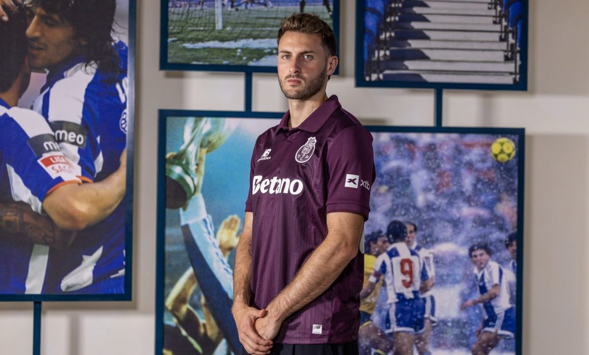 Presenta Porto a Santiago Giménez