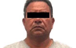 Procesan a chofer que derribó estructura sobre camioneta en Interlomas