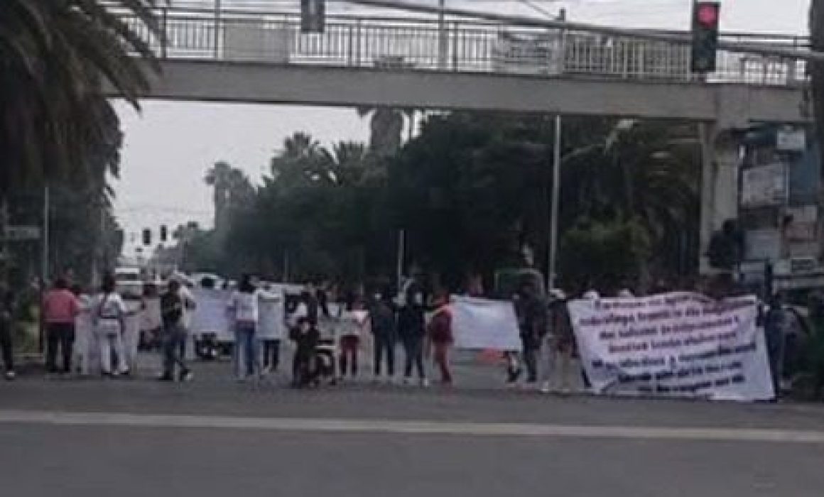 Protestan dueños de bares en Neza por cierres de establecimientos