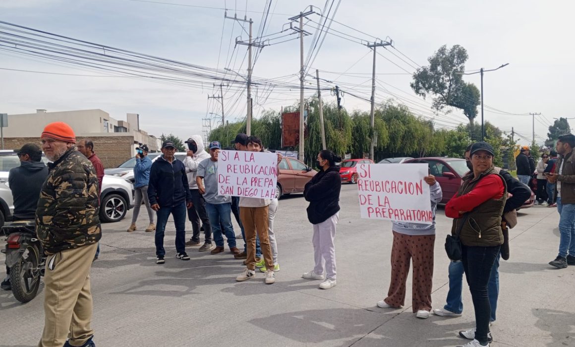 Protestan por preparatoria que será construida en predio de iglesia