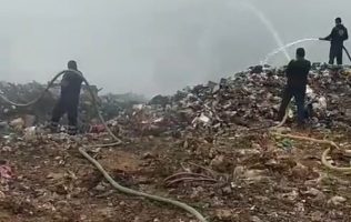Provoca incendio en basurero densa nube de humo en Tejupilco