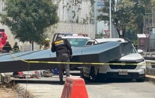 Provoca tragedia desplome de estructura frente a Paseo Interlomas