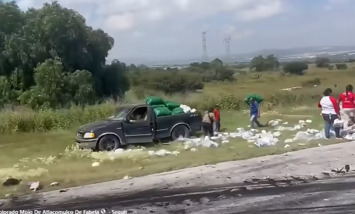 Rapiñan chiles secos en Arco Norte tras choque en Apaxco-Ajoloapan