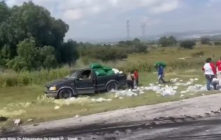 Rapiñan chiles secos en Arco Norte tras choque en Apaxco-Ajoloapan