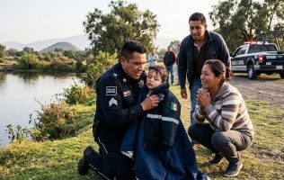 Reanima policía a niño de 3 años que cayó a un lago en Teotihuacán
