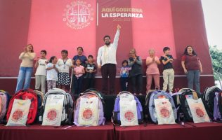 Reduce Naucalpan gasto familiar con mil 500 mochilas y útiles gratuitos