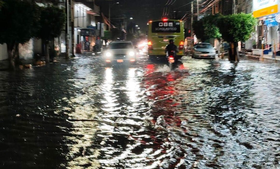 La lluvia registrada este sábado provocó inundaciones en distintos puntos de Tultepec, donde vecinos reportaron acumulación de agua en vialidades que presentan afectaciones durante precipitaciones de mayor intensidad.