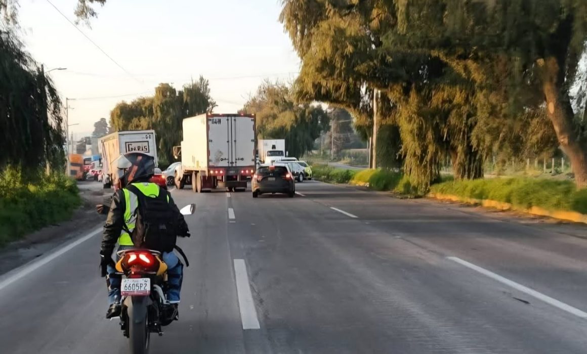 Reportan volcadura de tráiler y fuga de gas en la Toluca-Tenango