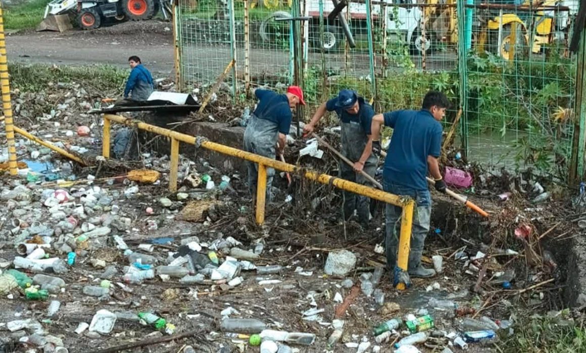 Retira más de 40 toneladas de lodo y basura de presa en Atizapán