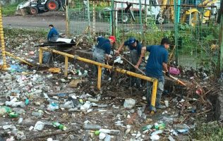 Retira más de 40 toneladas de lodo y basura de presa en Atizapán