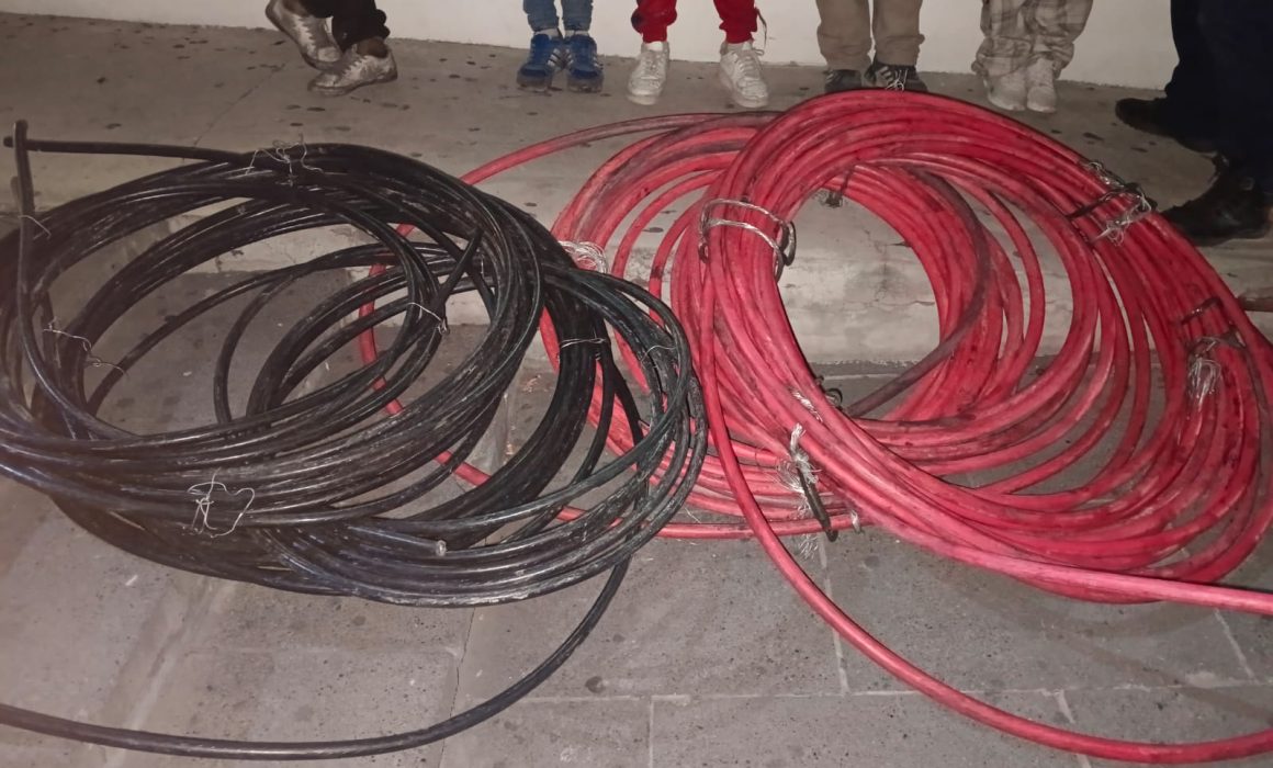 Roban cable de la CFE y los detiene la policía de Ecatepec