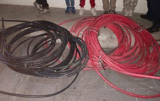 Roban cable de la CFE y los detiene la policía de Ecatepec