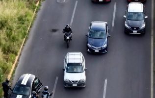 Se queda dormido en avenida Central y provoca caos en el tránsito