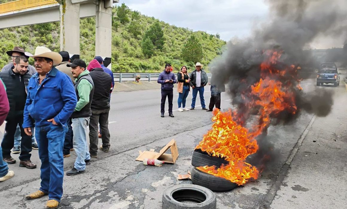 Toman autopista Toluca-Ixtapan; exigen rehabilitación de vialidades